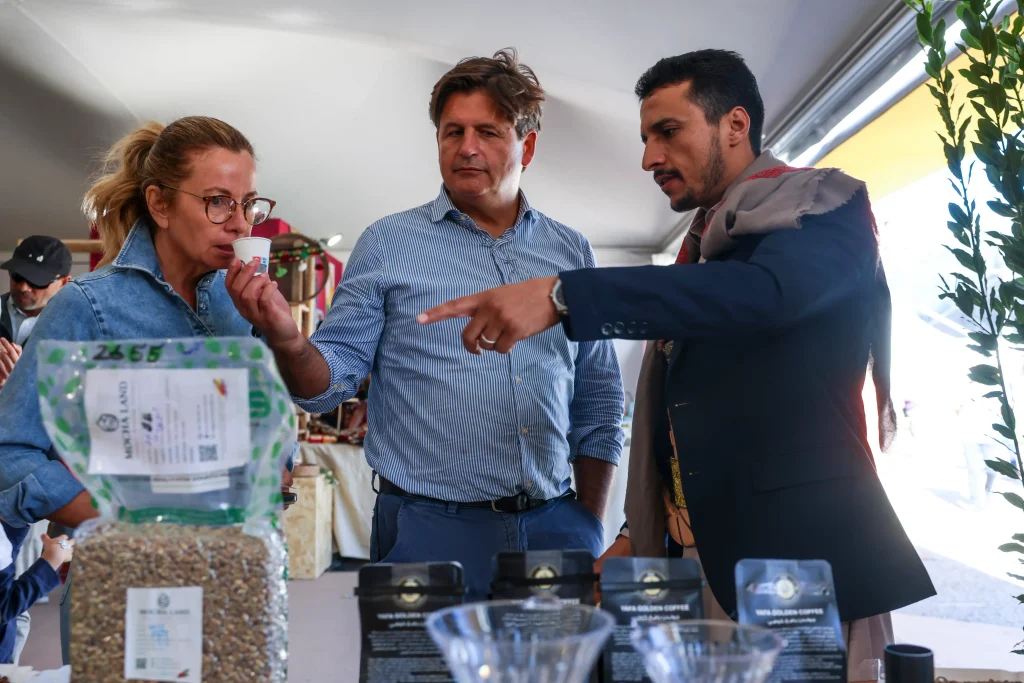 Abdulrazzaq Al-Khishani discussing Yemeni coffee quality and origin with visitors at the FAO Global Exhibition 2026 in Rome